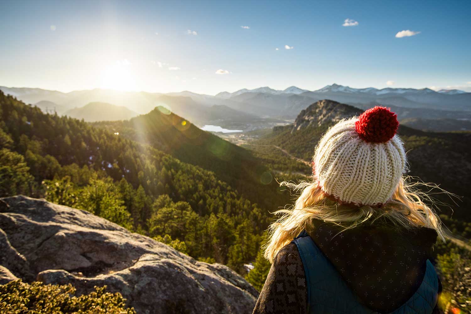 Returning from mountains. Девушка природа горы. Счастье природа горы. Треккинг девушка. Ава ,г природа горы.