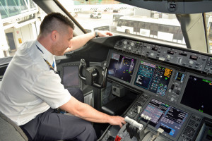 Plancia di comando del nuovo Boeing 787 Dreamliner serie 900