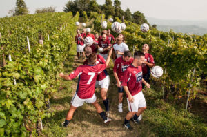 Il Viaggiatore Magazine - "Barolo Boys...in Fuorigioco" - Giocatori tra le vigne di Barolo -Monforte d'Alba, Cn